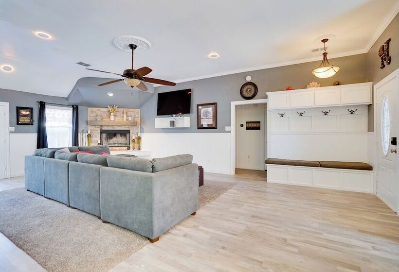 Hot Tub & Outdoor Kitchen: Ransom Canyon Paradise