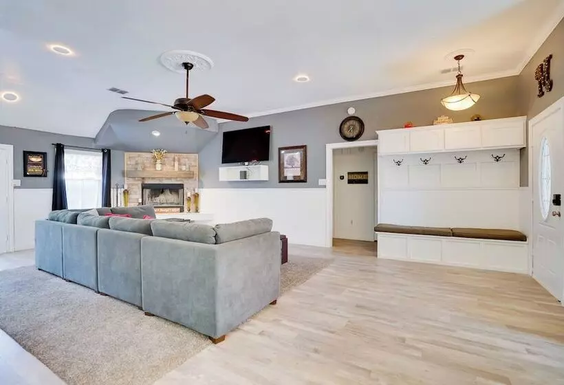 Hot Tub & Outdoor Kitchen: Ransom Canyon Paradise