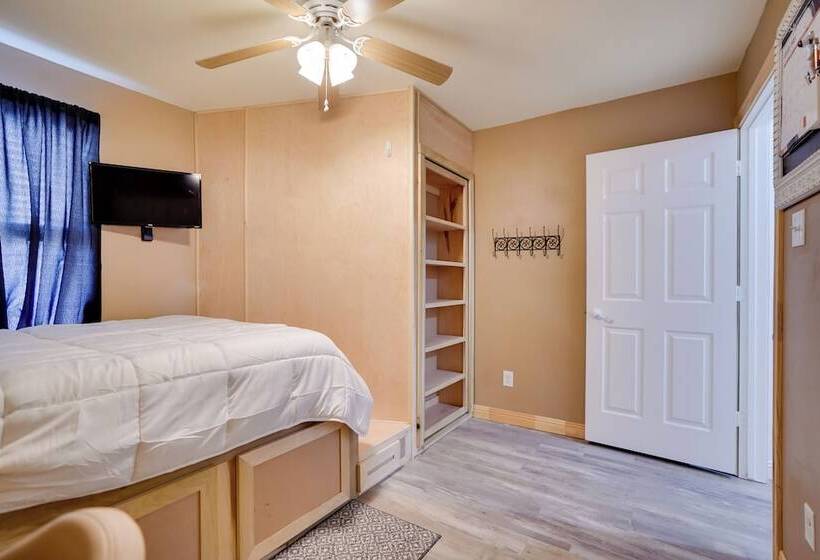 Hot Tub & Outdoor Kitchen: Ransom Canyon Paradise