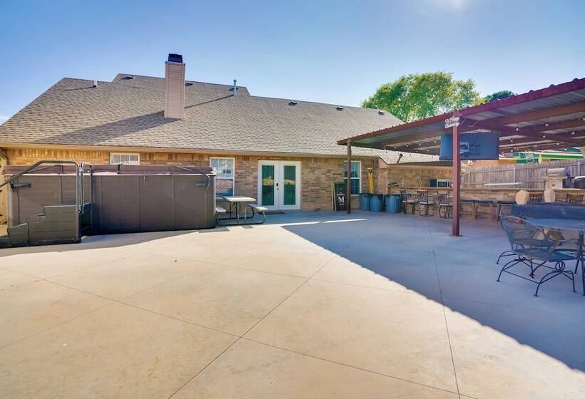 Hot Tub & Outdoor Kitchen: Ransom Canyon Paradise