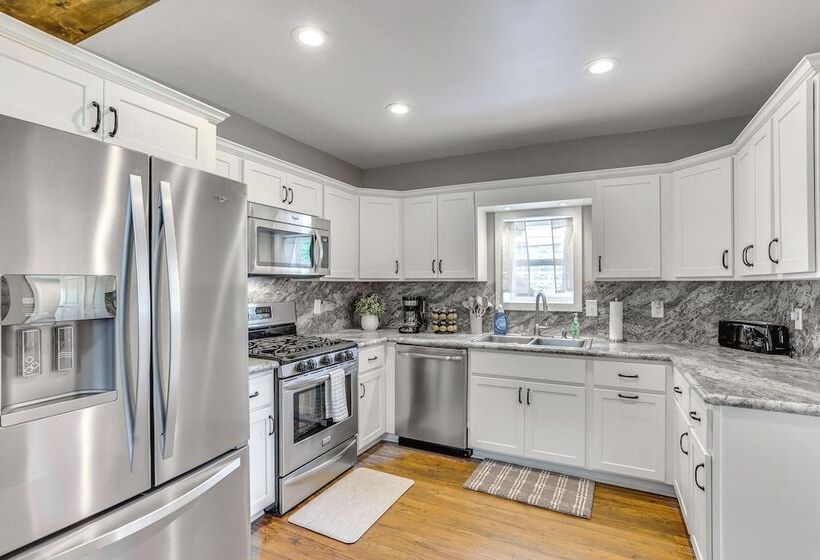 Charming Family Home: Walk To Downtown Bellefonte!