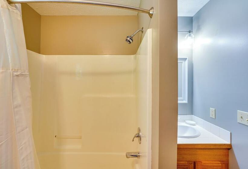 Flippin Home W/ Fire Pit: Walk To White River!