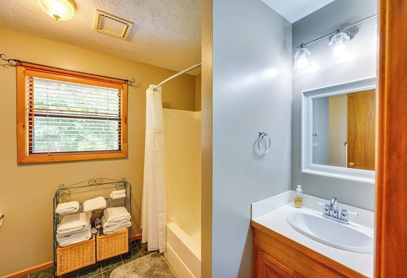 Flippin Home W/ Fire Pit: Walk To White River!