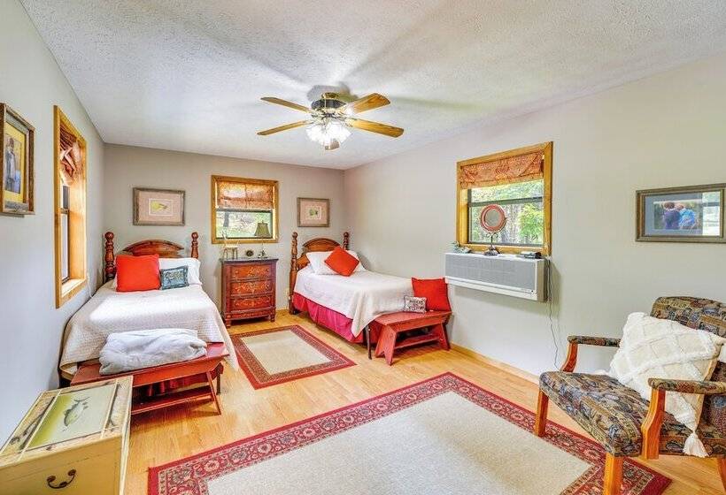 Flippin Home W/ Fire Pit: Walk To White River!