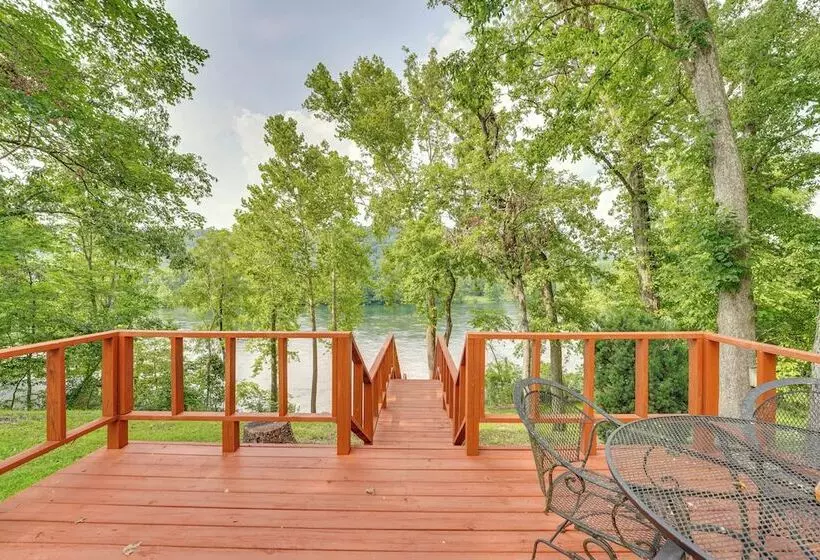 Flippin Home W/ Fire Pit: Walk To White River!