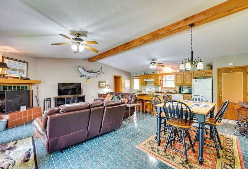 Flippin Home W/ Fire Pit: Walk To White River!