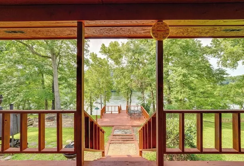 Flippin Home W/ Fire Pit: Walk To White River!