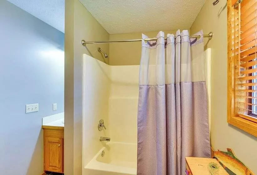 Flippin Home W/ Fire Pit: Walk To White River!