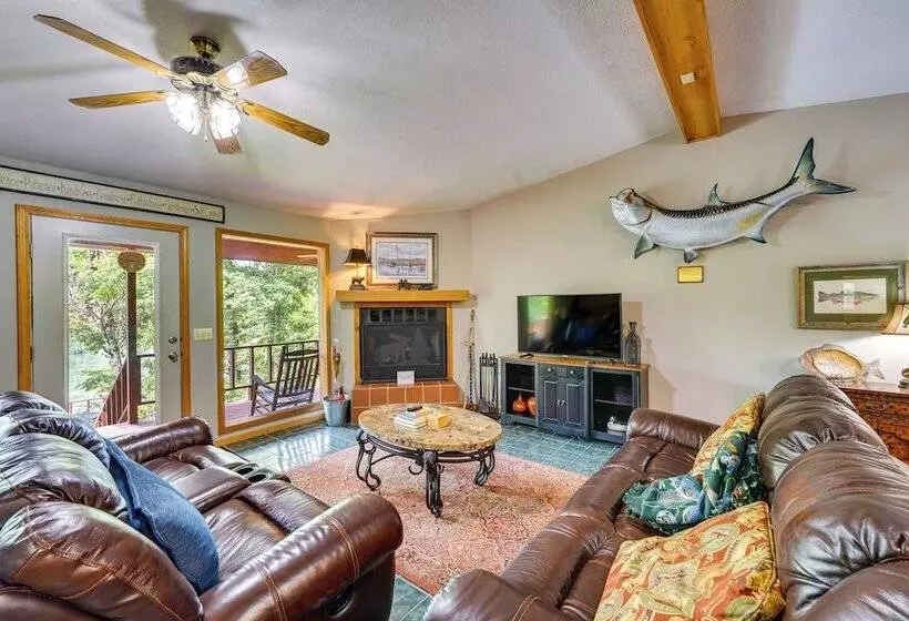 Flippin Home W/ Fire Pit: Walk To White River!