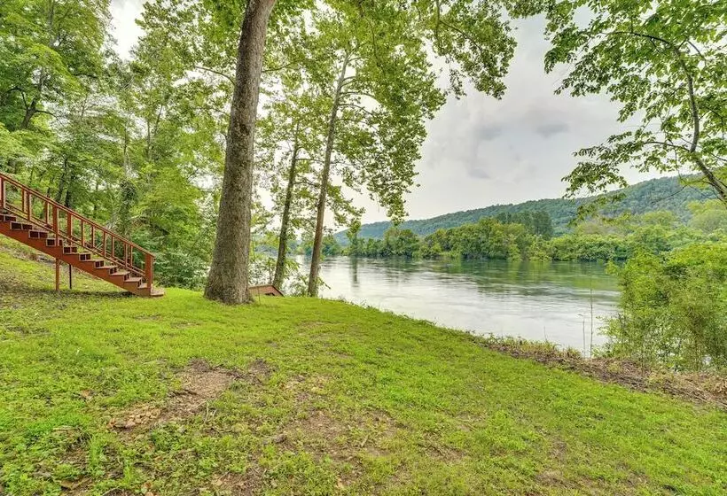 Flippin Home W/ Fire Pit: Walk To White River!