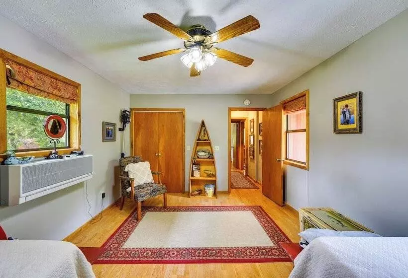 Flippin Home W/ Fire Pit: Walk To White River!