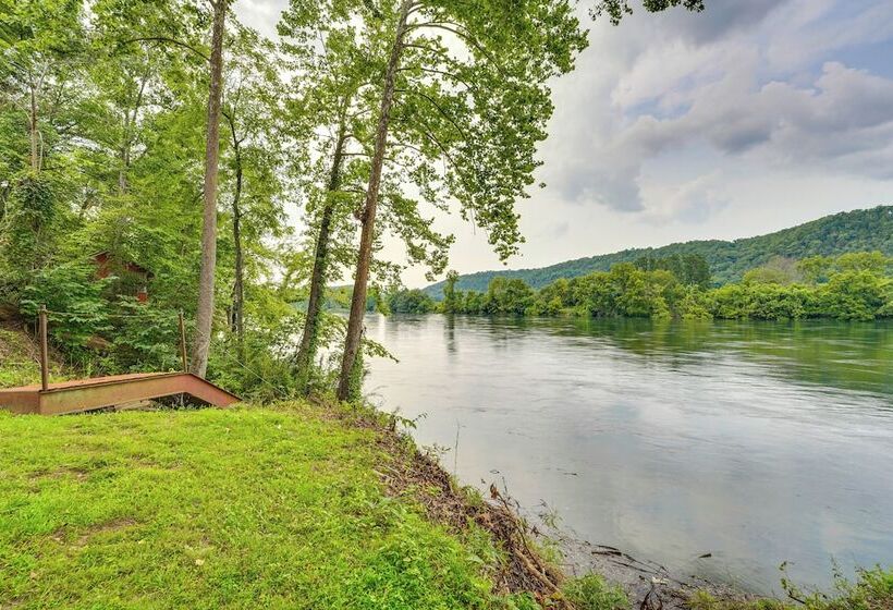 Flippin Home W/ Fire Pit: Walk To White River!