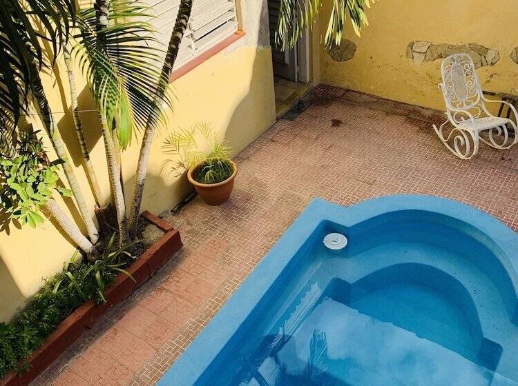 پانسیون Hostal La Casona Holguin