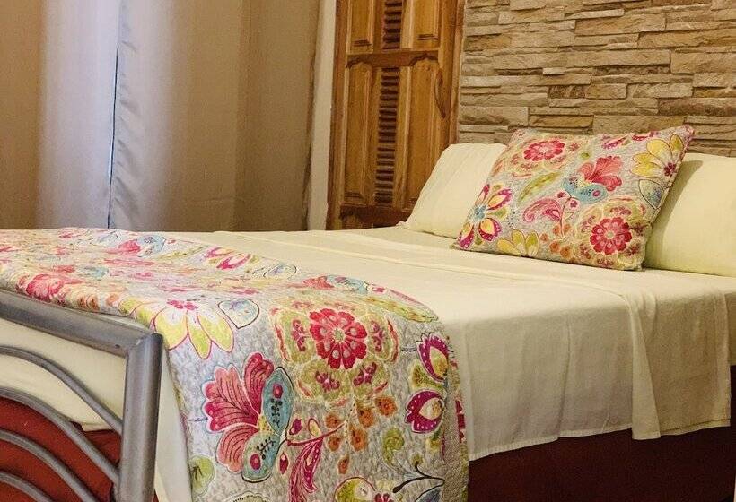 پانسیون Hostal La Casona Holguin