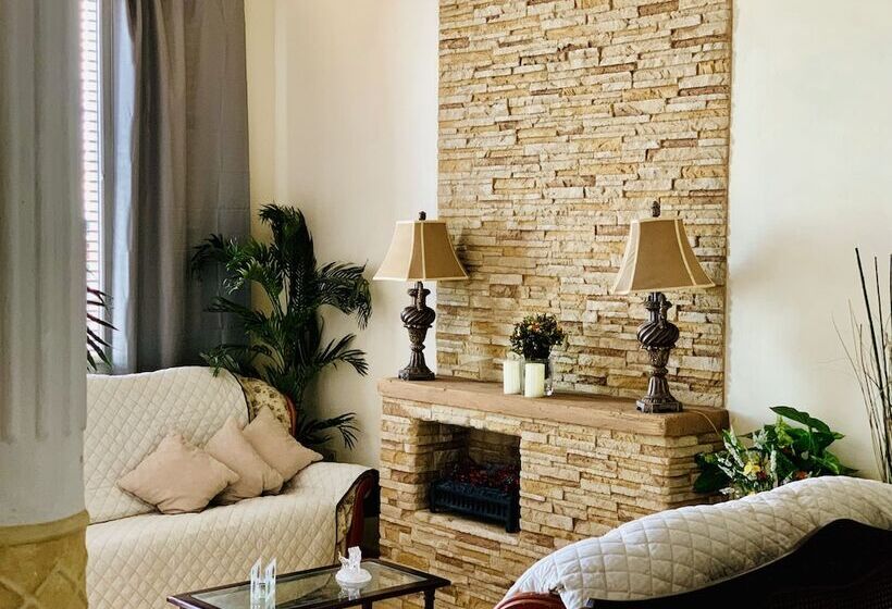 پانسیون Hostal La Casona Holguin