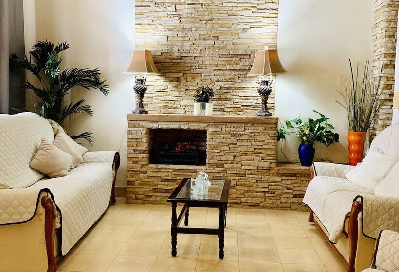 پانسیون Hostal La Casona Holguin