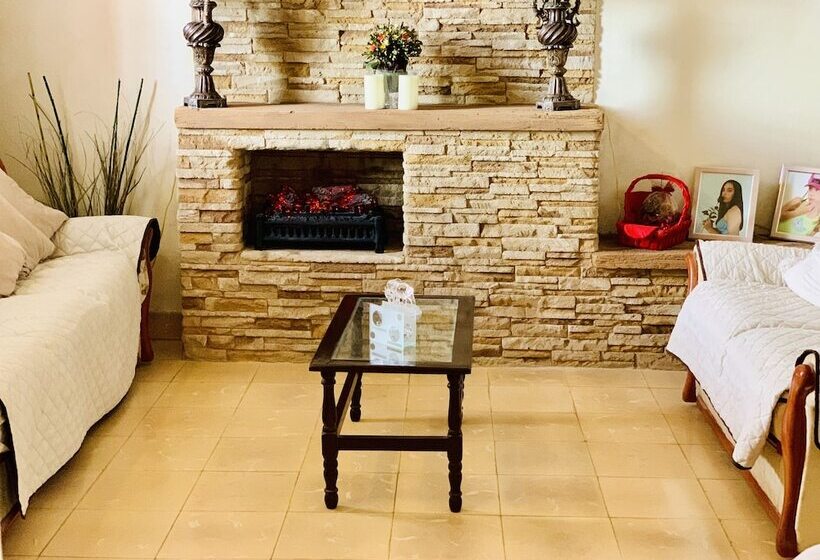 پانسیون Hostal La Casona Holguin