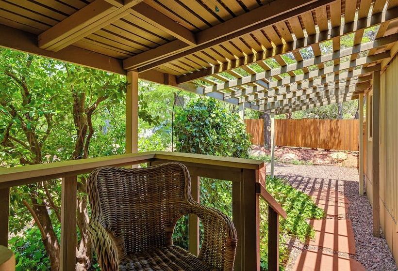 Quaint Sedona Cottage: Close To Trails & Downtown!