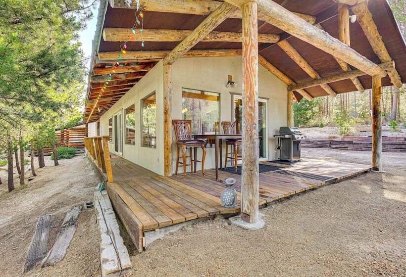 Woodsy Cabin Retreat ~ 4 Mi To Crescent Lake!