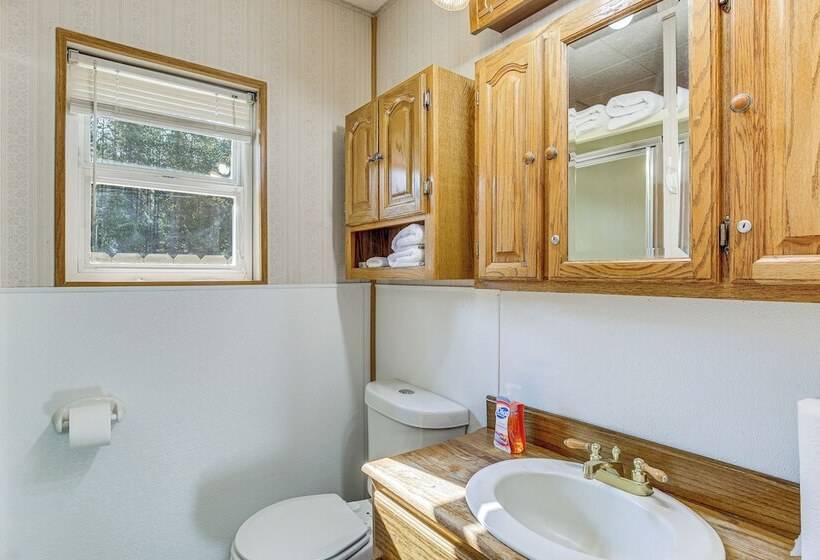 Woodsy Cabin Retreat ~ 4 Mi To Crescent Lake!