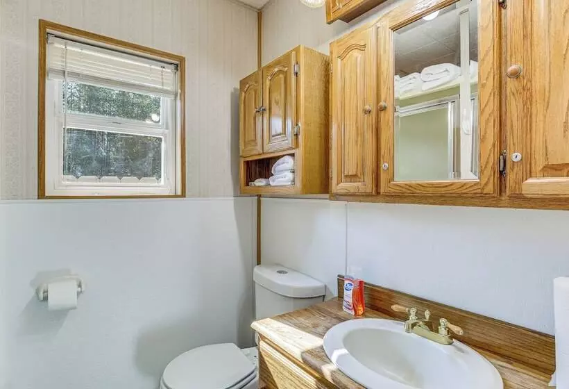 Woodsy Cabin Retreat ~ 4 Mi To Crescent Lake!