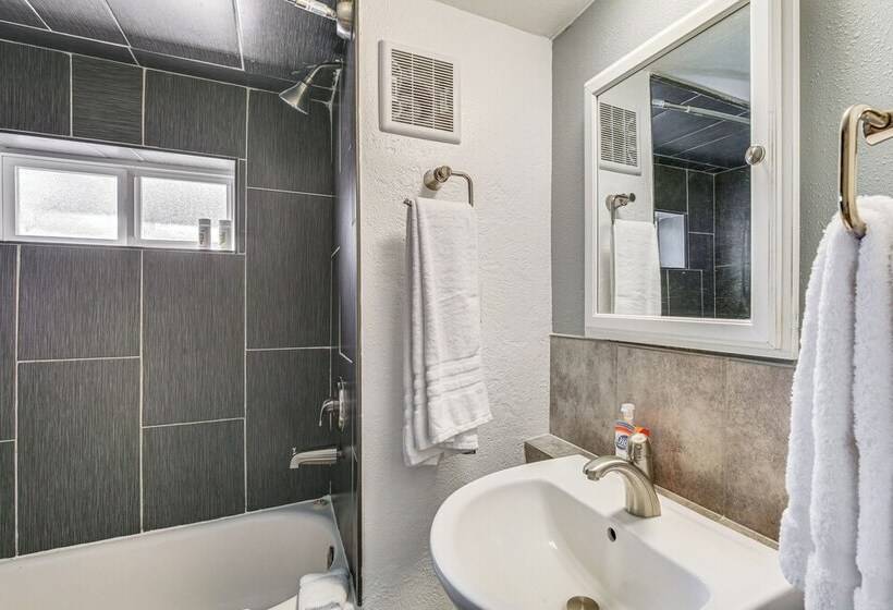 Woodsy Cabin Retreat ~ 4 Mi To Crescent Lake!