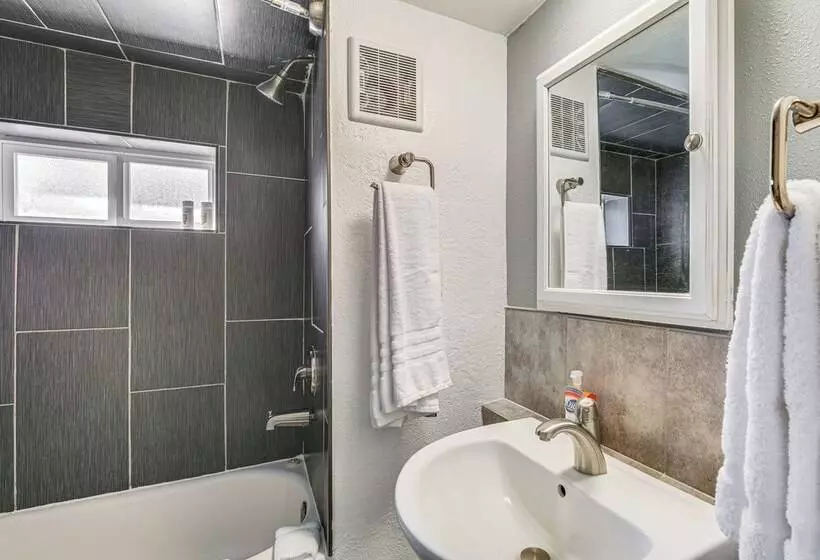 Woodsy Cabin Retreat ~ 4 Mi To Crescent Lake!