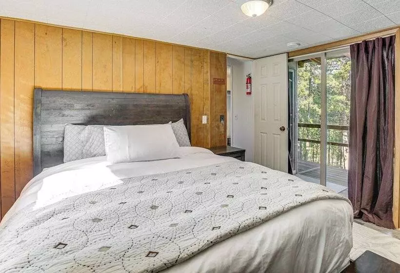 Woodsy Cabin Retreat ~ 4 Mi To Crescent Lake!