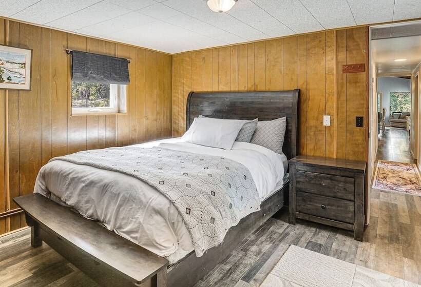 Woodsy Cabin Retreat ~ 4 Mi To Crescent Lake!