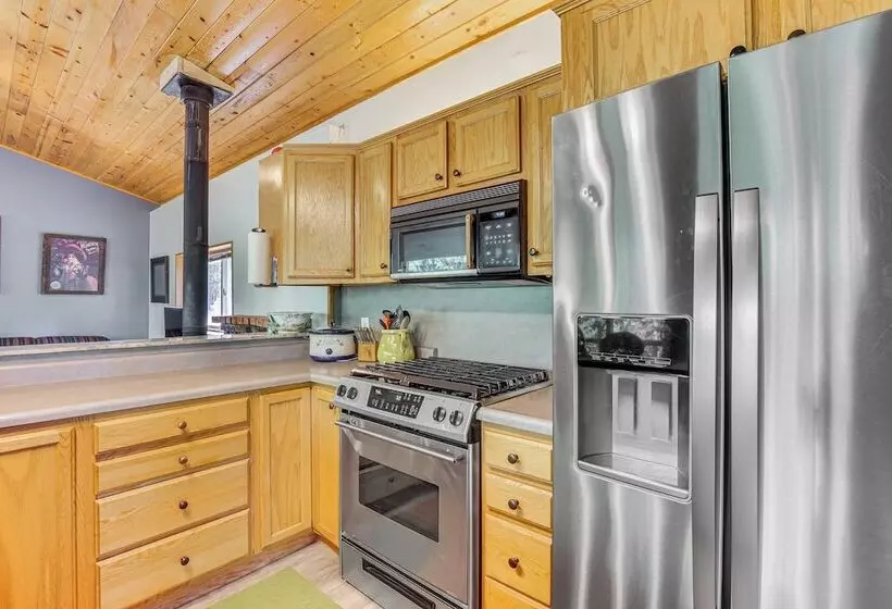 Woodsy Cabin Retreat ~ 4 Mi To Crescent Lake!