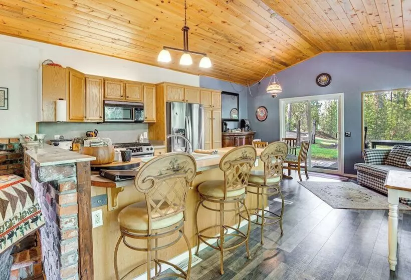 Woodsy Cabin Retreat ~ 4 Mi To Crescent Lake!