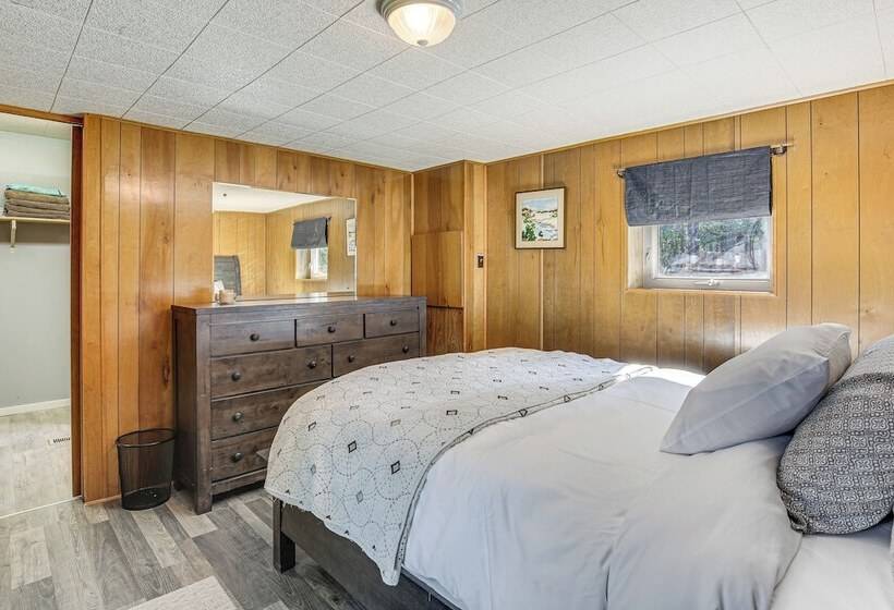 Woodsy Cabin Retreat ~ 4 Mi To Crescent Lake!