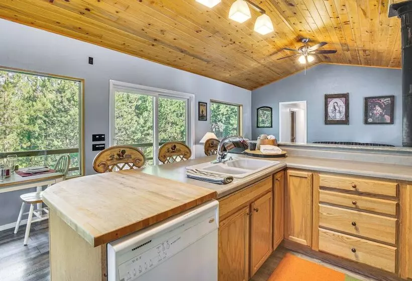 Woodsy Cabin Retreat ~ 4 Mi To Crescent Lake!