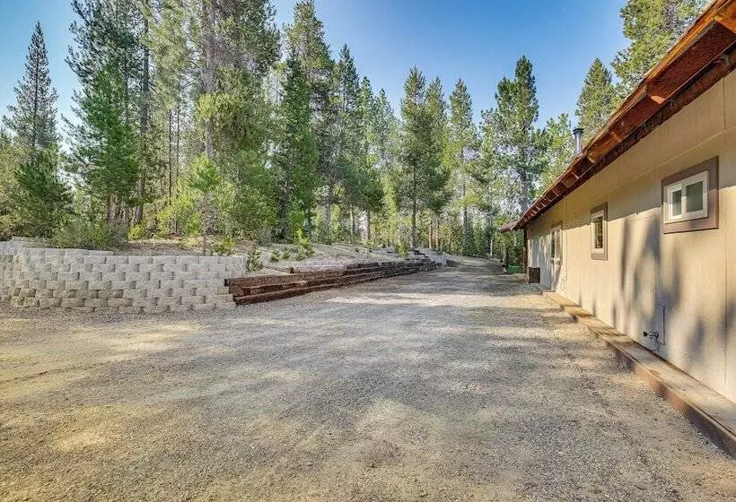 Woodsy Cabin Retreat ~ 4 Mi To Crescent Lake!