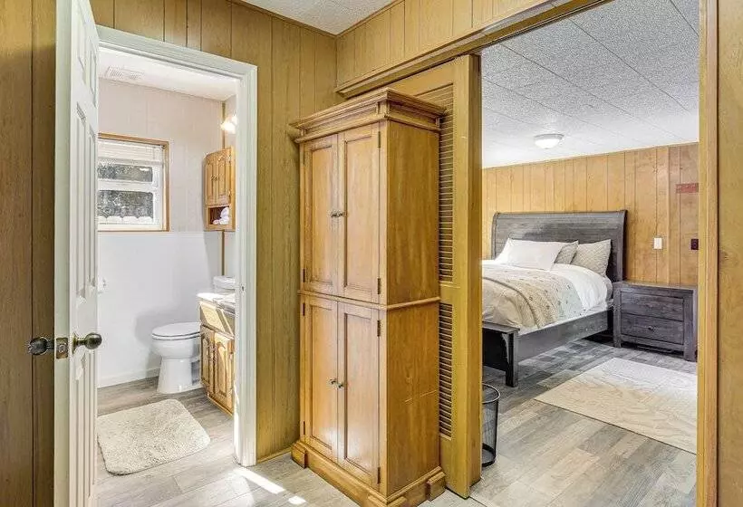 Woodsy Cabin Retreat ~ 4 Mi To Crescent Lake!