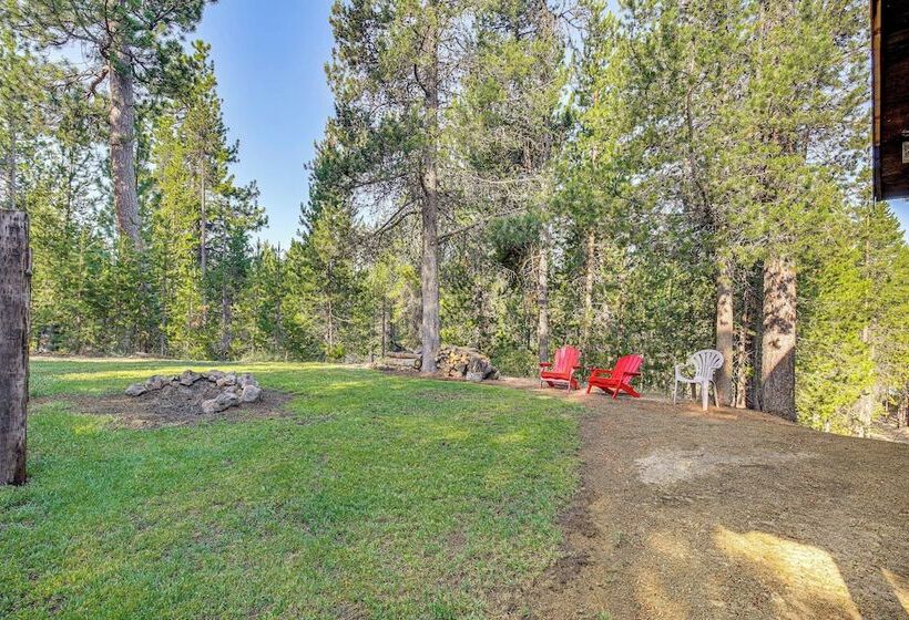 Woodsy Cabin Retreat ~ 4 Mi To Crescent Lake!