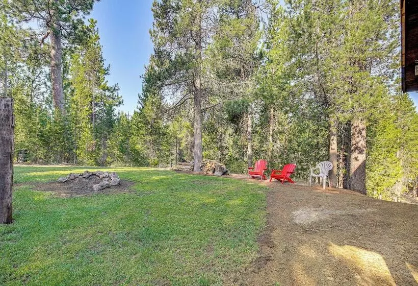 Woodsy Cabin Retreat ~ 4 Mi To Crescent Lake!