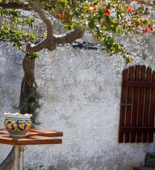 تختخواب و صبحانه La Locanda Del Barbablù