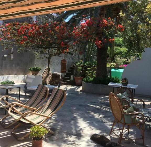 تختخواب و صبحانه La Locanda Del Barbablù