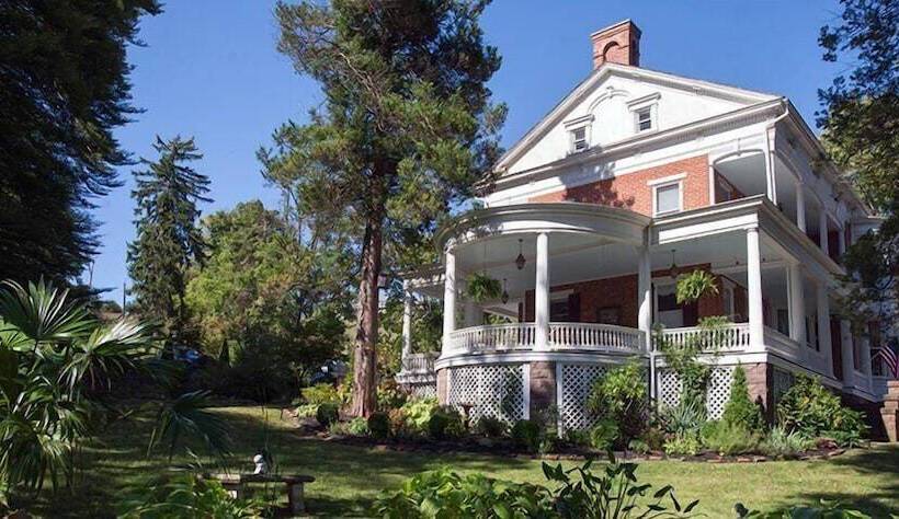 Bed and Breakfast Emig Mansion