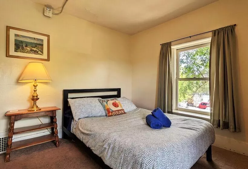 Bunk & Brew Historic Lucas House Hostel