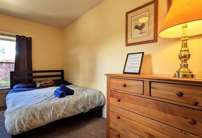 Bunk & Brew Historic Lucas House Hostel