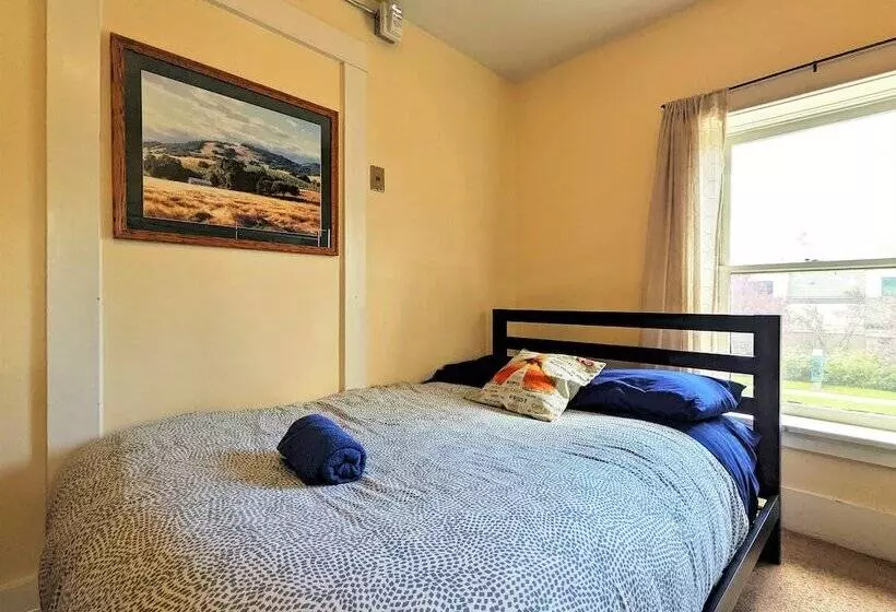 Bunk & Brew Historic Lucas House Hostel