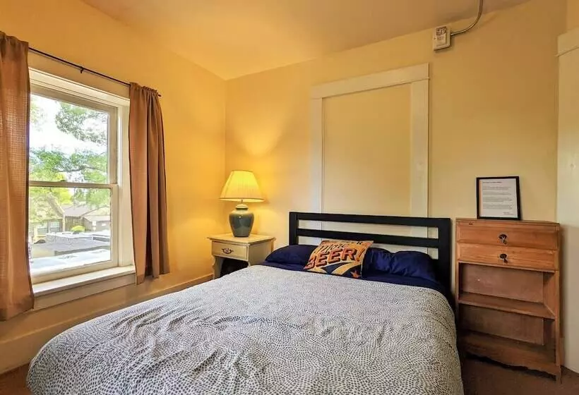 Bunk & Brew Historic Lucas House Hostel