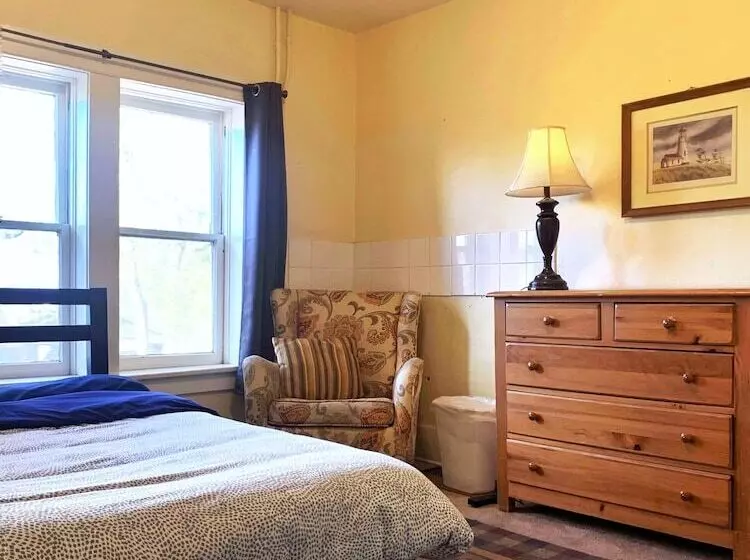 Bunk & Brew Historic Lucas House Hostel