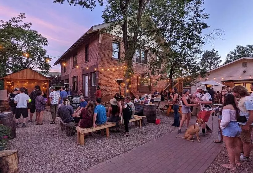 Bunk & Brew Historic Lucas House Hostel
