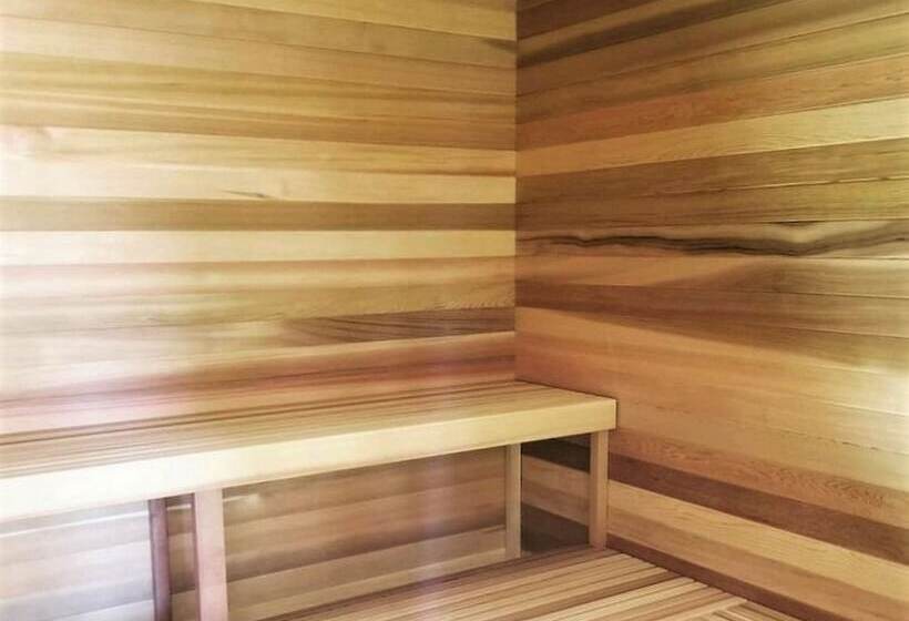 Bunk & Brew Historic Lucas House  Hostel