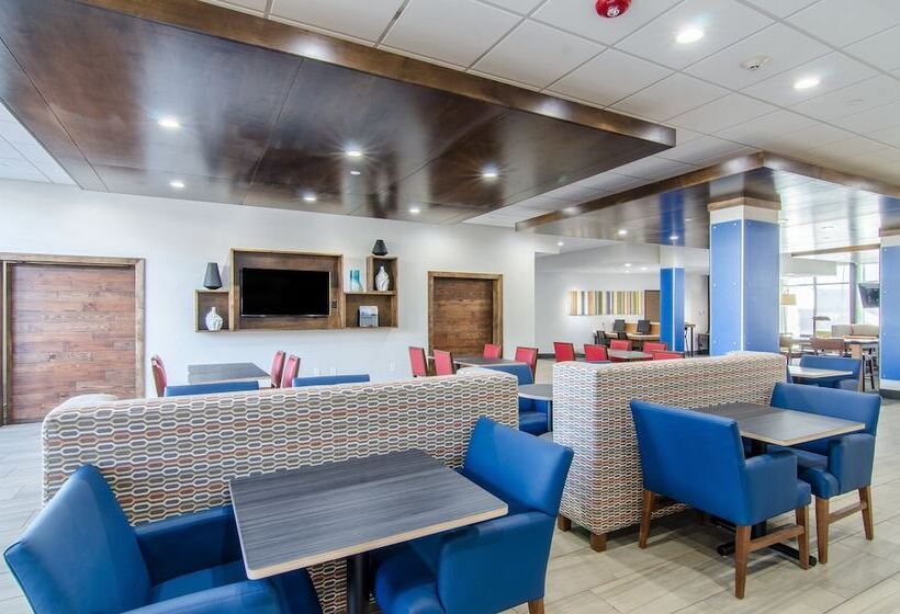 Отель Holiday Inn Express & Suites Atchison, An Ihg