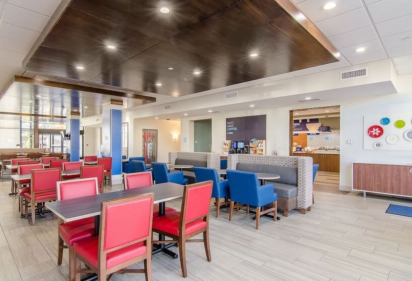 Отель Holiday Inn Express & Suites   Atchison, An Ihg