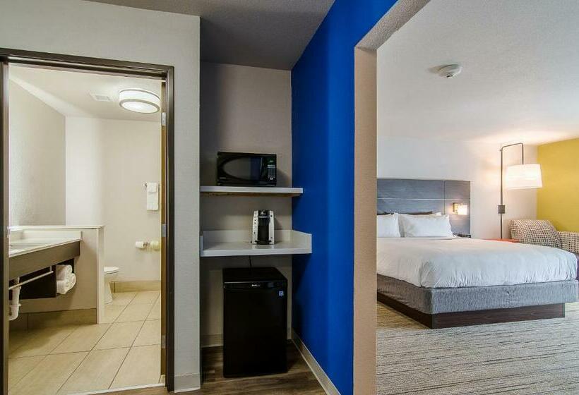 Отель Holiday Inn Express & Suites Atchison, An Ihg